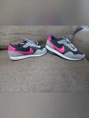 Nike MD Valiant GS Sneakers Size 7Y (8.5 Women's)